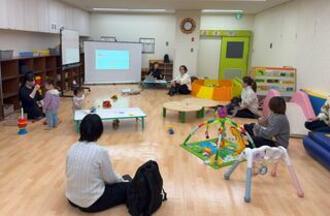 交流するママたちの様子