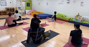 ヨガをするママの様子