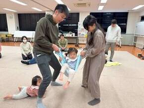 親子で体操する様子