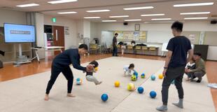 体操をする親子の様子