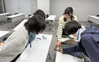 羽衣国際大学学生への取材の様子