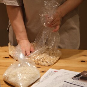 味噌づくり作業風景写真