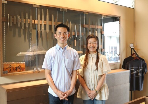 代表取締役社長の河村幸祐氏　従業員の西場奈津子氏