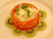 セロリとリンゴのサラダ　堺のキウイフルーツとトマトの飾りの写真