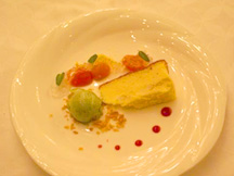 堺レモンと山芋のチーズケーキ　プチトマト飾り　抹茶アイスクリームの写真