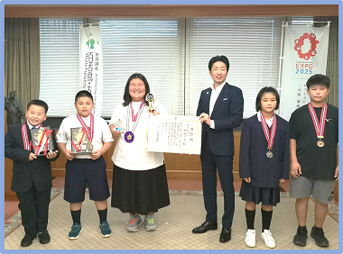 第3回わんぱく相撲女子大会優勝 楠田空楽選手等の市長表敬訪問　同選手への堺市栄冠賞の贈呈