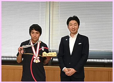 平野選手と永藤市長の画像