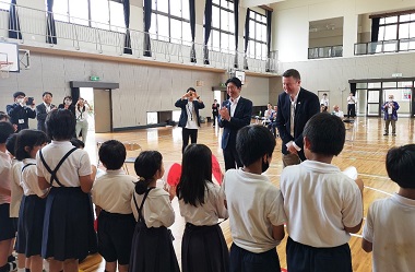在大阪・神戸米国総領事館による小学校での特別授業の画像