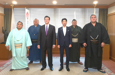 大相撲の伊勢ヶ濱部屋が表敬訪問の画像