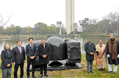 在大阪・神戸インド総領事館 彫刻贈呈式の画像