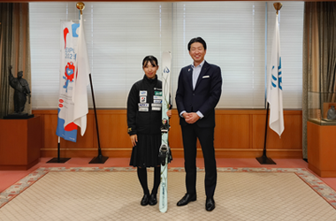 「FISフリースタイルスキージュニア世界選手権大会3位入賞選手の表敬訪問の画像」