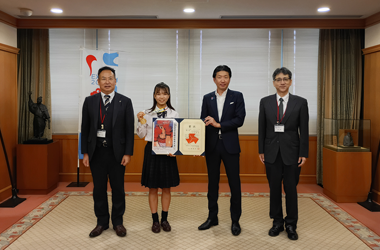 令和7年度全国高等学校総合体育大会ボクシング競技大会女子ライトフライ級優勝選手市長表敬訪問の画像