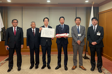 一般社団法人今井光郎文化道徳歴史教育研究会への感謝状贈呈式の画像