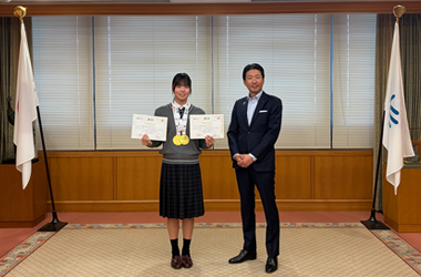 令和7年度全国高等学校総合体育大会水泳競技大会優勝谷本美乃選手による表敬訪問の画像