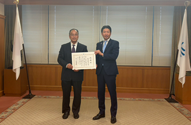 藪内粧市郎様への感謝状贈呈式の画像