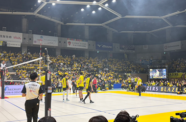 日本製鉄堺ブレイザーズホームゲーム開幕戦始球式の画像