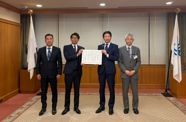 米田商店への感謝状贈呈式の画像