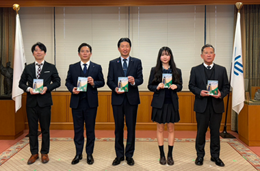 郵便局と堺高校が企画したレトルトカレーの完成報告に関する市長表敬訪問の画像