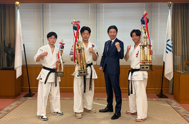全日本ジュニアチャンピオンシップ入賞選手らと市長の画像