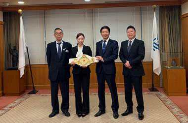 プロボクシング日本女子バンタム級暫定王者表敬訪問の画像