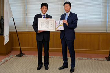 アズワン株式会社への感謝状贈呈式の画像
