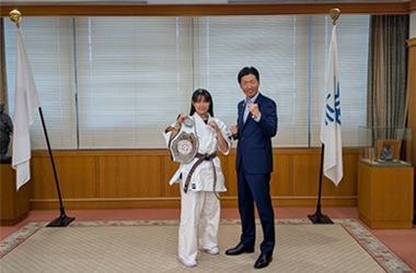 第3回全日本空手道選手権決勝大会中学1年女子の部優勝選手による表敬訪問の画像