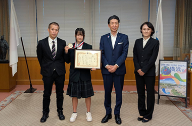 第13回全日本UJボクシング王座決定戦51㎏級優勝渡邉あみり選手による表敬訪問の画像