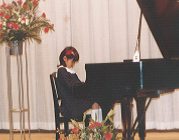市民会館でのピアノ発表会(小学2年生の時)