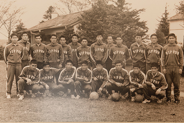 1964年、東京五輪の選手村にて、日本代表のユニフォームで（前列左から4番目）、「日本サッカーの父」と言われたクラマー氏撮影