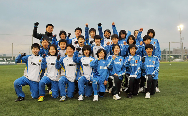 元気かつ頼もしい女子中学生フットボーラー。左奥は西入俊浩コーチ.