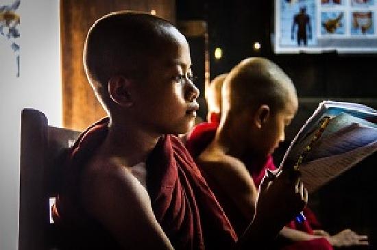 ミャンマーの子ども僧侶の写真