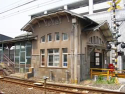 諏訪ノ森駅駅舎の写真