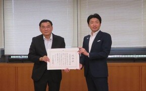 感謝状贈呈の様子（有限会社吉川商事様）